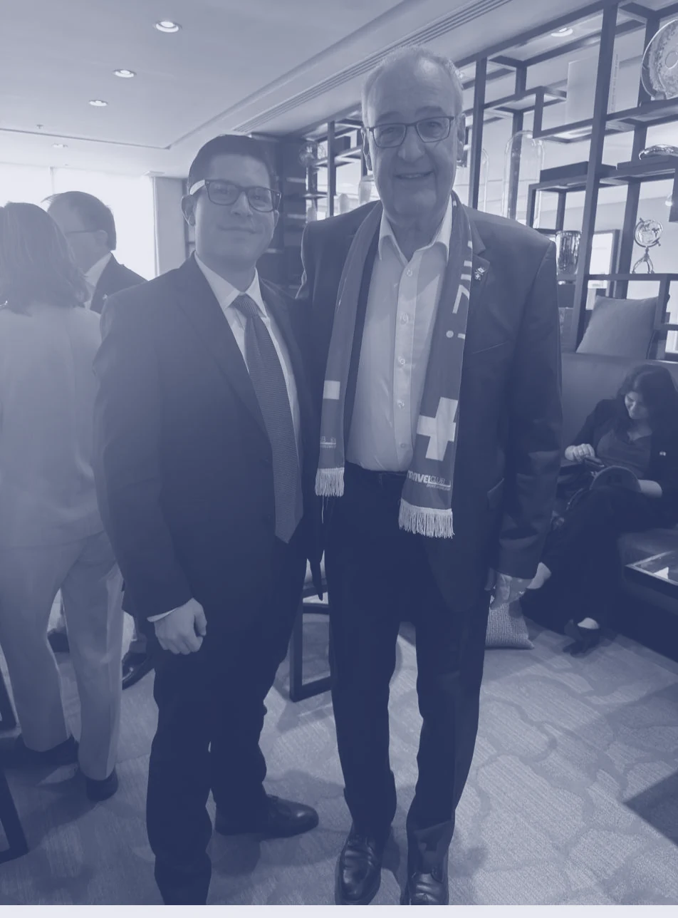 Alex Servin con Guy Parmelin, Presidente de la Confederación Suiza, en un evento de la Embajada de Suiza en México