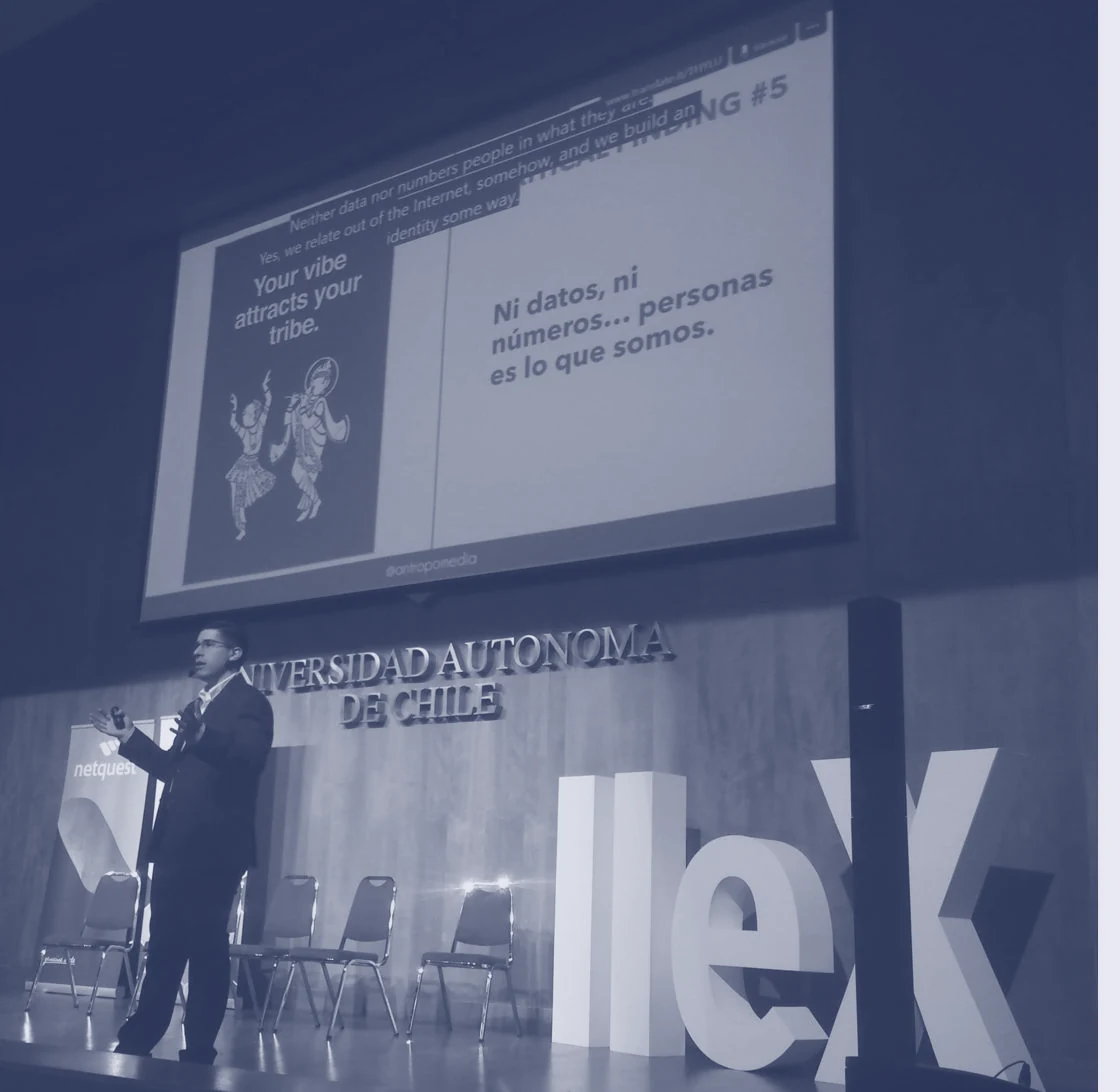 Alex Servin en la Universidad Autónoma de Chile, con su manifiesto «Ni datos, ni números» en pantalla