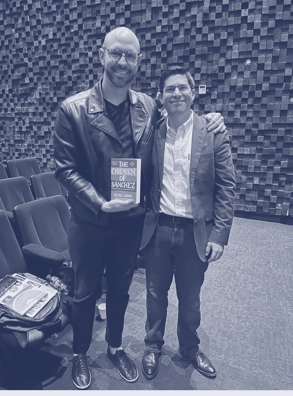 Alex Servin sosteniendo su libro tras la conferencia para Google en CDMX