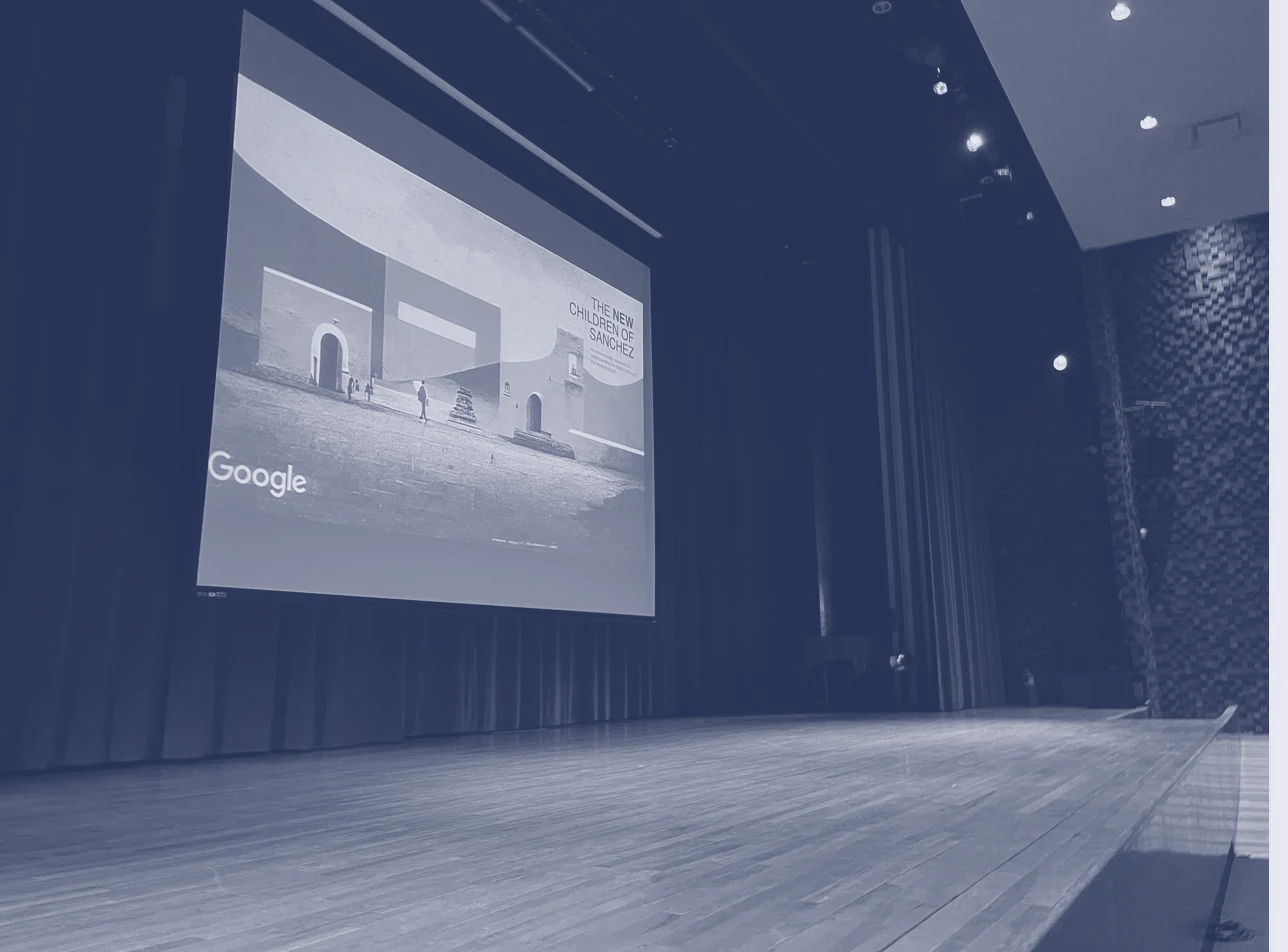 Escenario de la conferencia de Alex Servin para Google en el Museo Nacional de Antropología de CDMX